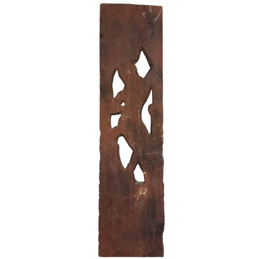 Rückseite einer antiken balinesischen Holzskulptur mit historischer Oxidation und Holzmaserung.