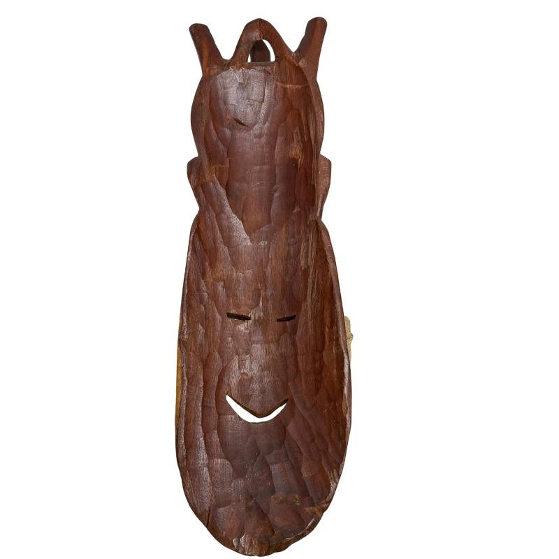 Die tief ausgehöhlte Rückseite der afrikanischen Holzmaske mit authentischen Spuren und Schnitzereien aus der Handbeilarbeit.