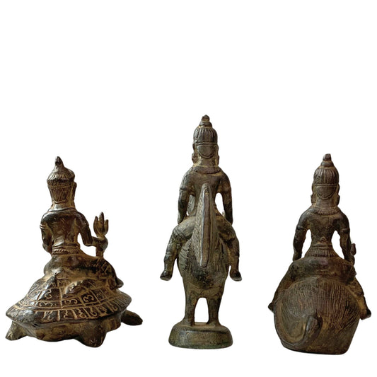 Rückansicht antiker indischer Bronzestatuen auf heiligen Hügeln