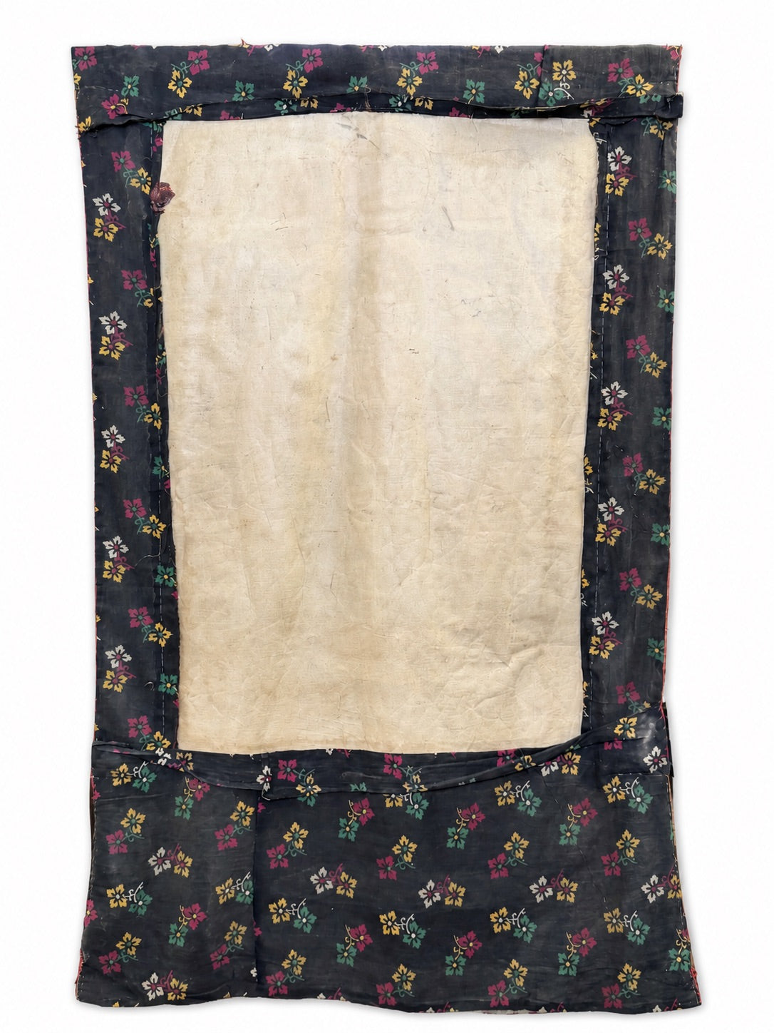 Rückseite eines aus dem 19. Jahrhundert stammenden nepalesischen Rakta Tara Thangka mit historischer Textil‑Montage