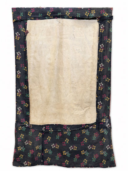 Rückseite eines aus dem 19. Jahrhundert stammenden nepalesischen Rakta Tara Thangka mit historischer Textil‑Montage