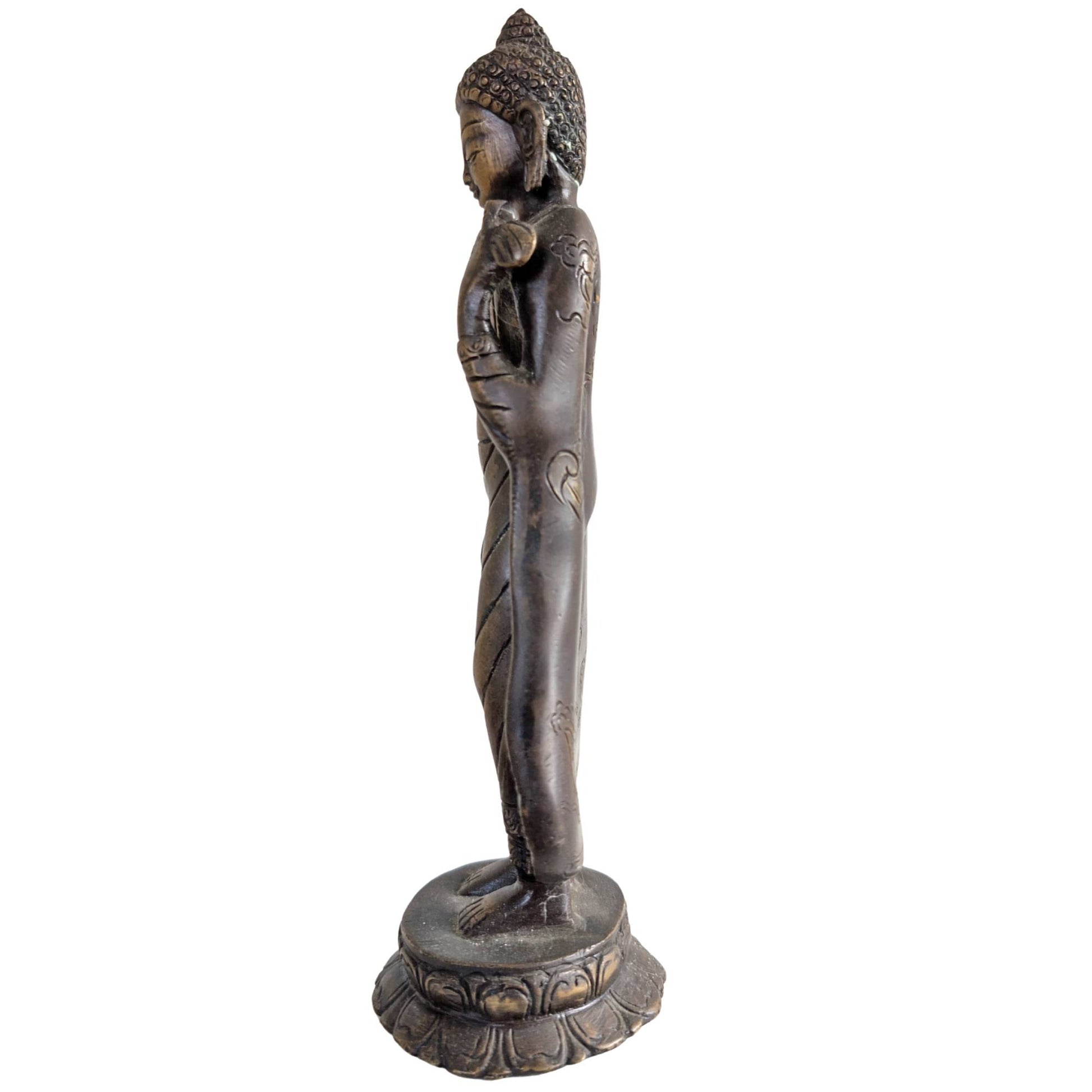 Rückseite der Statue mit eingravierten Glückssymbolen aus der nepalesischen Tradition.