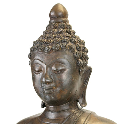 Rückansicht des Buddha, die traditionelle Gewandlinien betont.