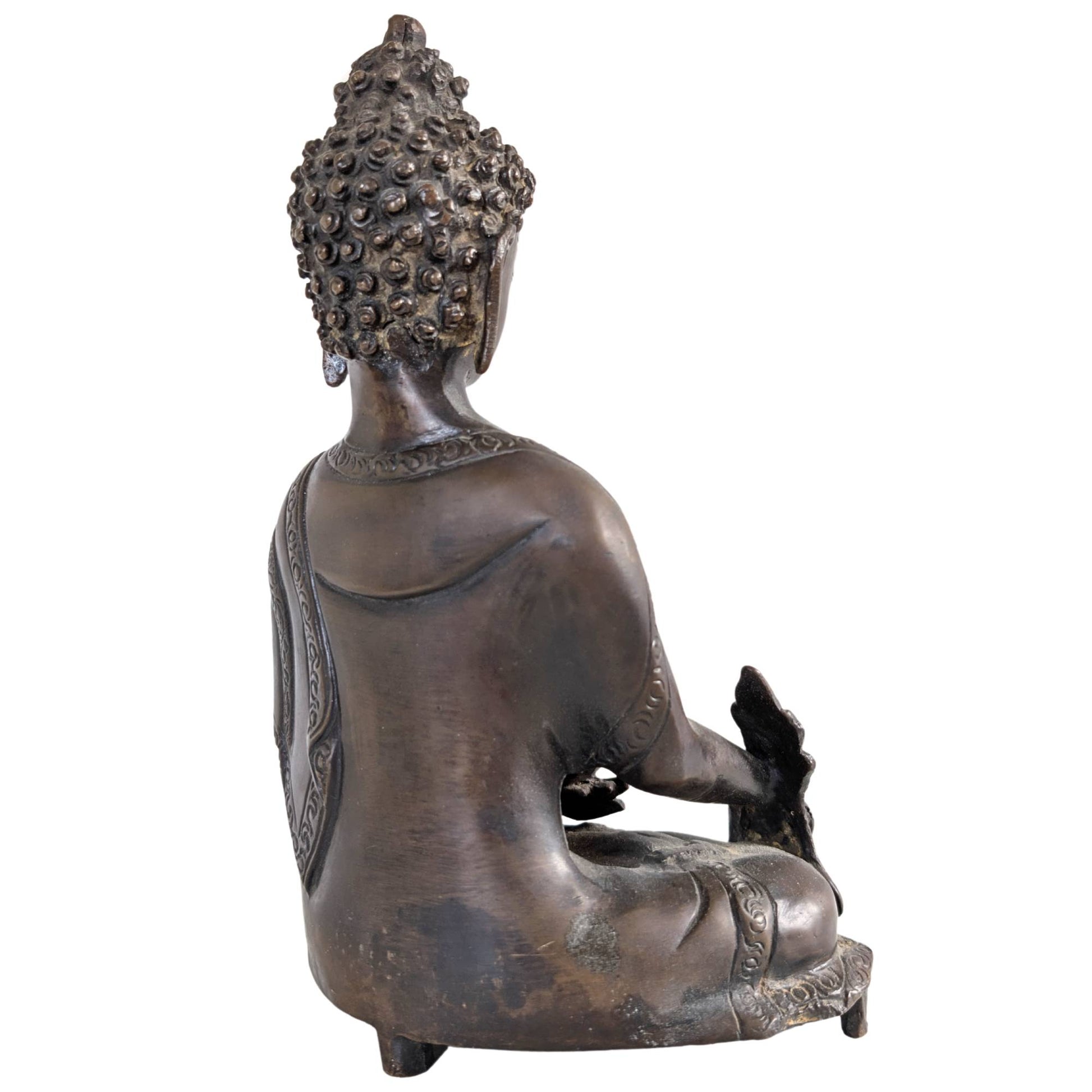 Die Rückseite der handgefertigten Bronzestatue mit sichtbaren Gussspuren.