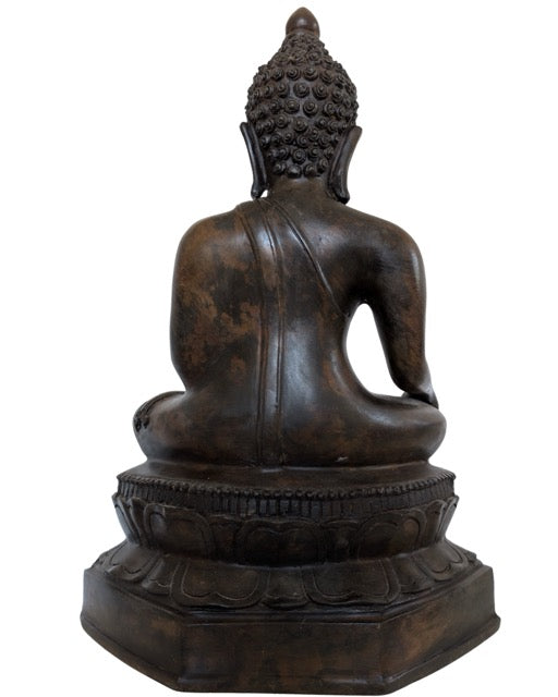 Rückseite einer 40 cm hohen Buddha-Statue aus Bronze mit tiefer Patina.