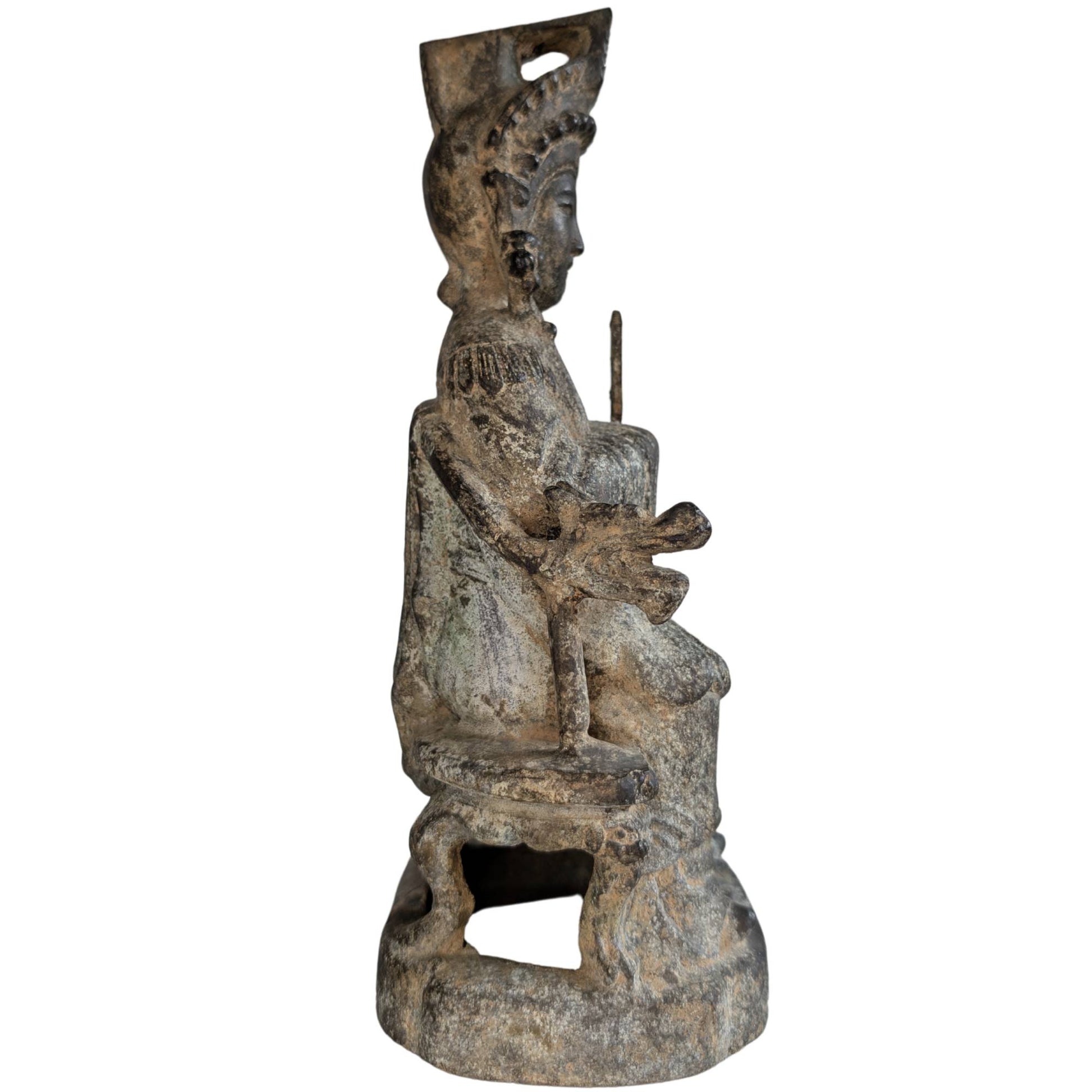 Die Rückseite der Skulptur weist natürliche, asymmetrische Erosionsspuren und eine alte Patina auf.