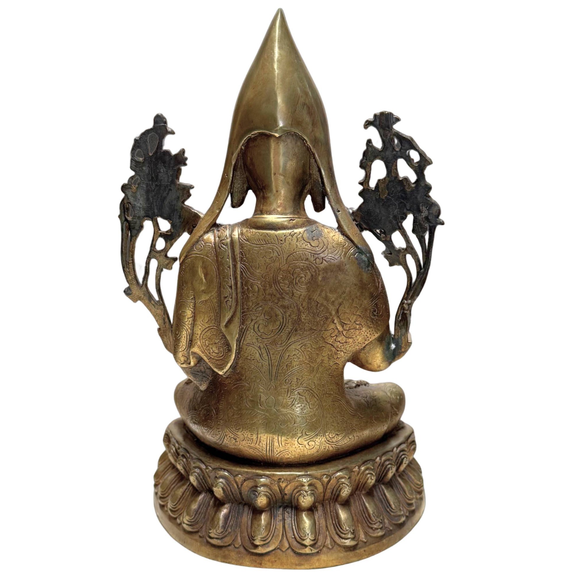 Die Rückseite der antiken Bronzestatue ist vollständig von Hand graviert.