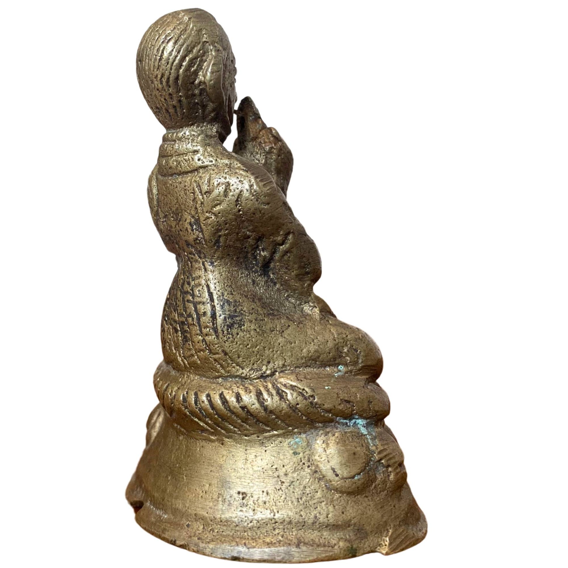 Rückseite der massiven Bronzefigur mit deutlicher, handgefertigter Oberflächenbehandlung.