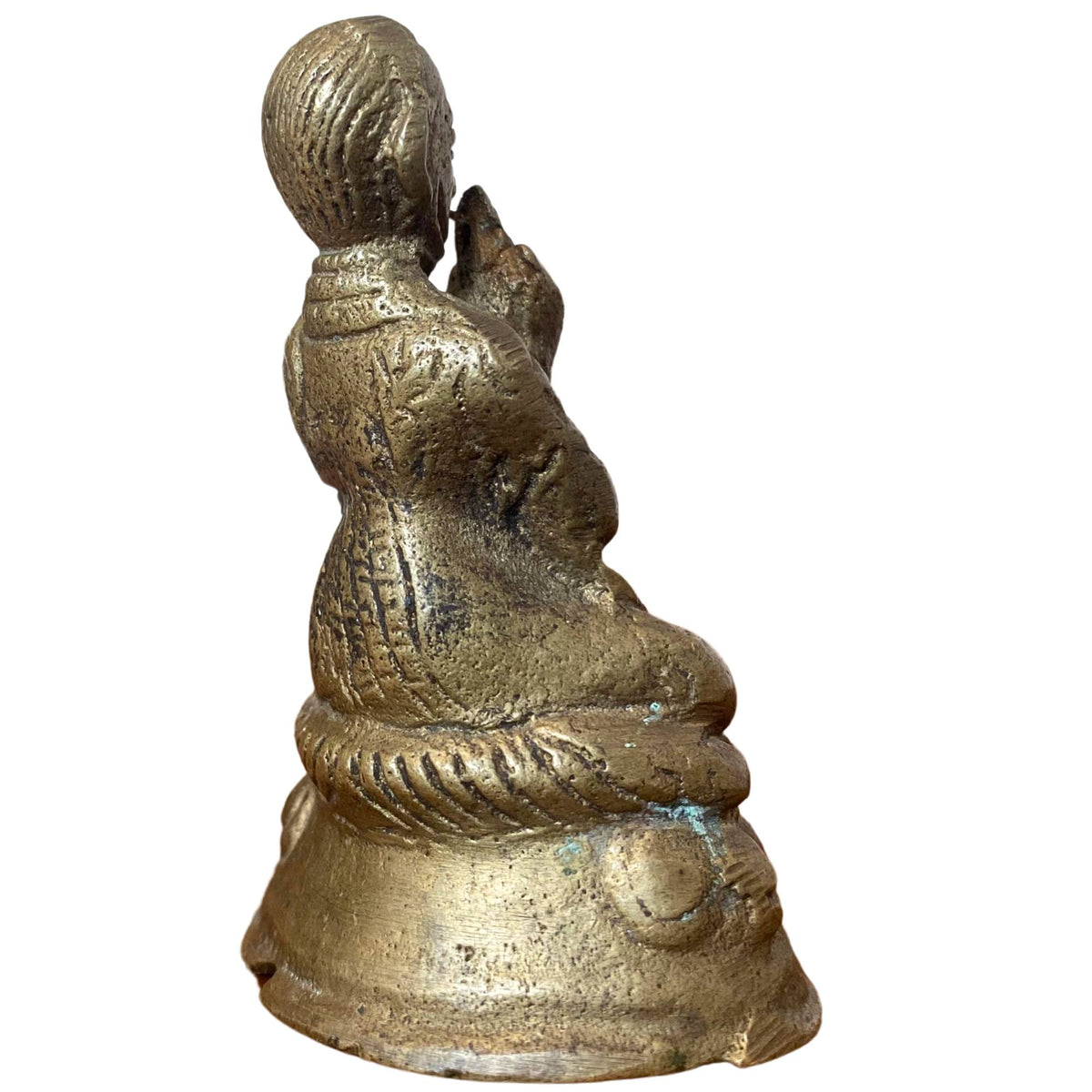 Achterzijde van de massief gegoten bronzen figuur met duidelijke handmatige afwerking.
