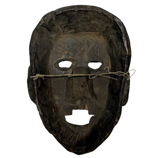 Das handgeschnitzte Innere der 400 g leichten Himalaya-Holzmaske weist eine nachweislich ölige, spiegelglatte Patina auf.
