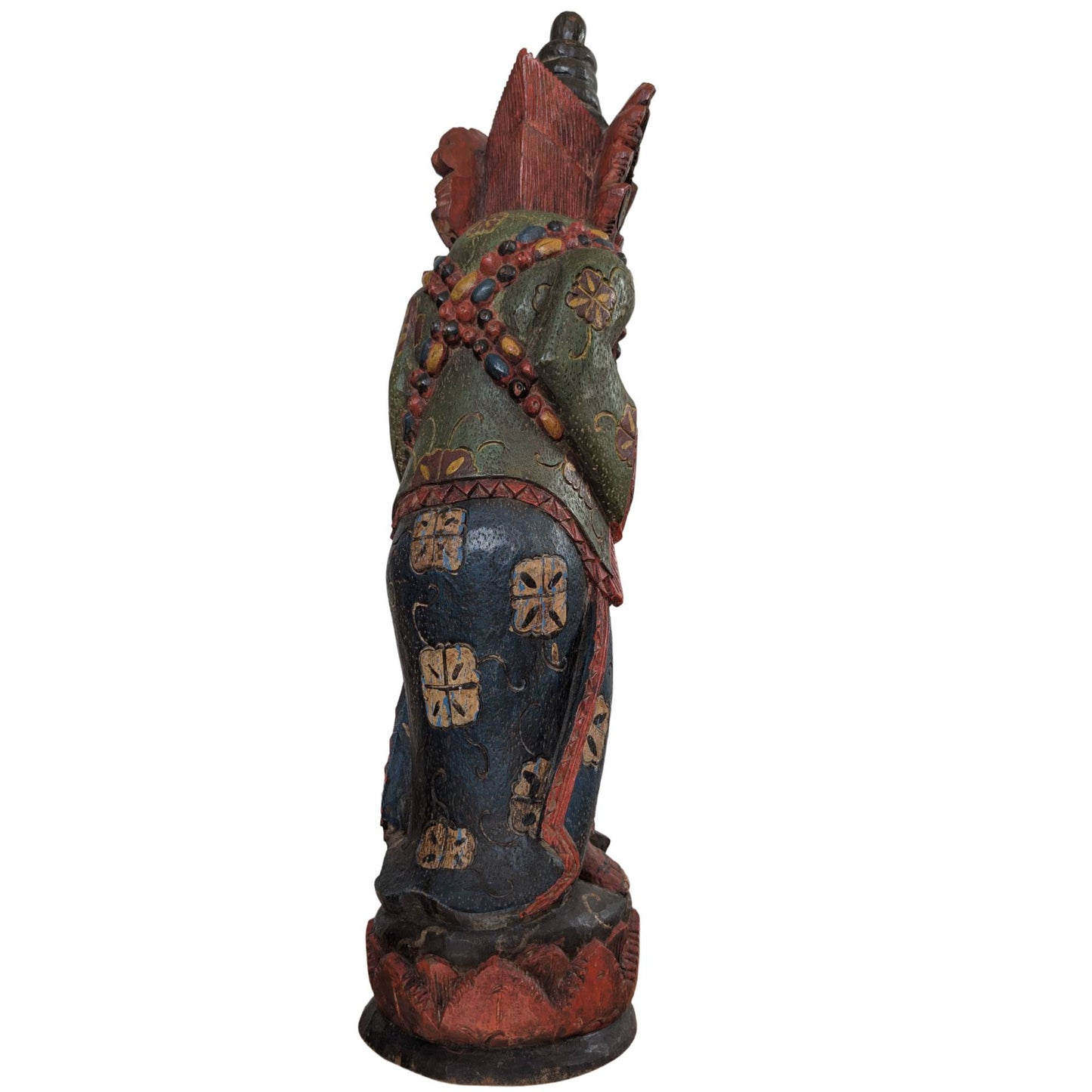 Rückseite der handgeschnitzten indonesischen Statue mit detaillierter Kleidung.