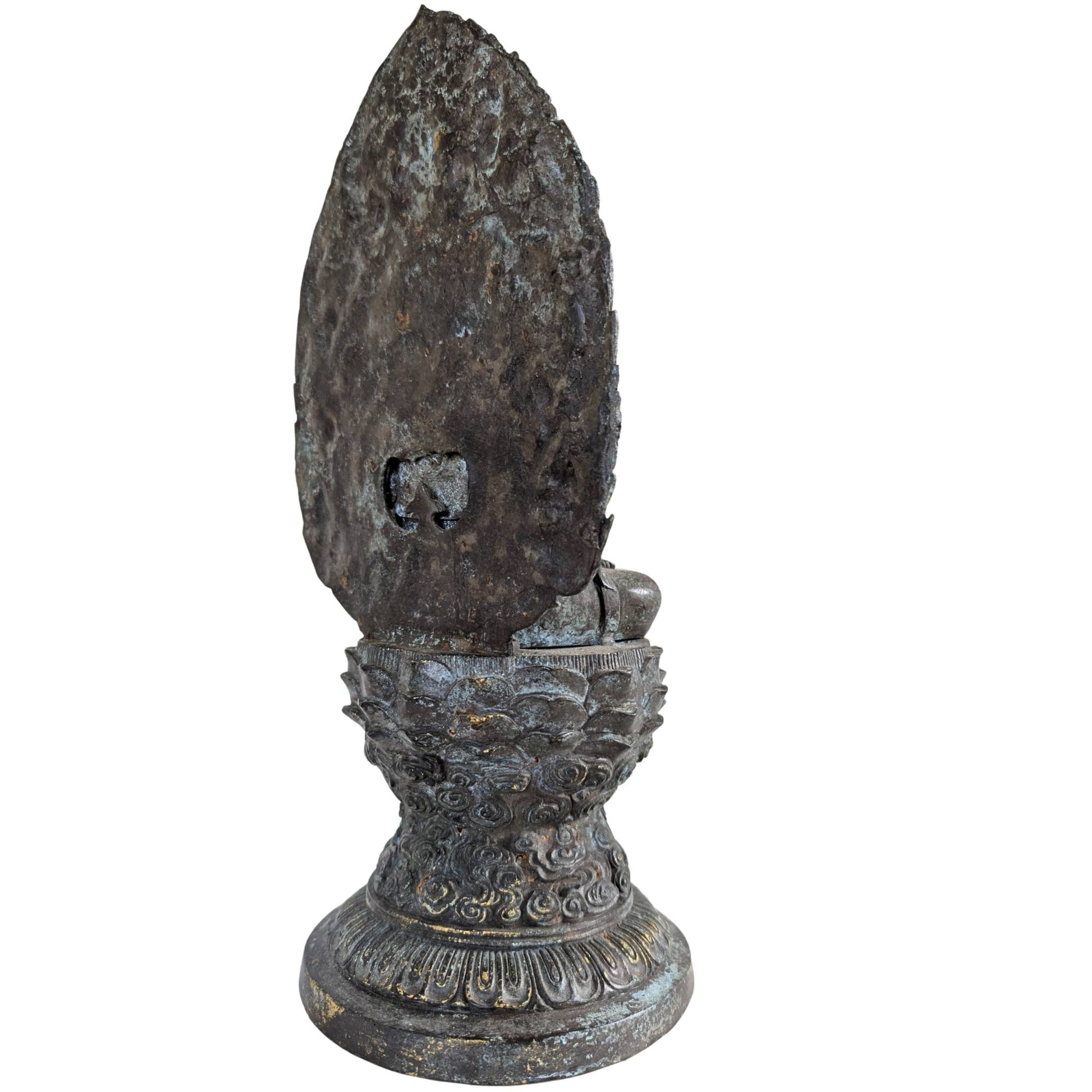Rückansicht der großen, flammenförmigen Mandorla mit authentischer Patina und Gussspuren.