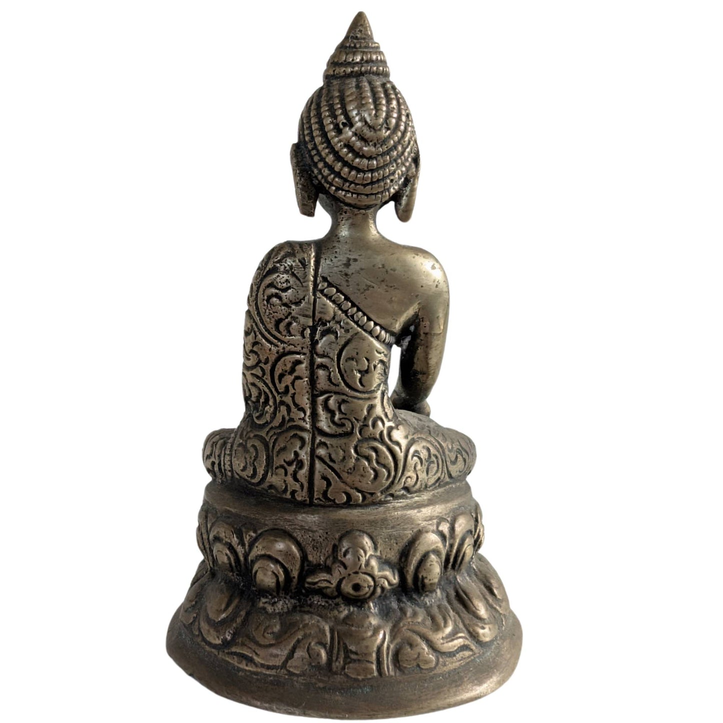 Rückseite der kleinen Buddha-Figur aus Messing mit eingravierten Details.