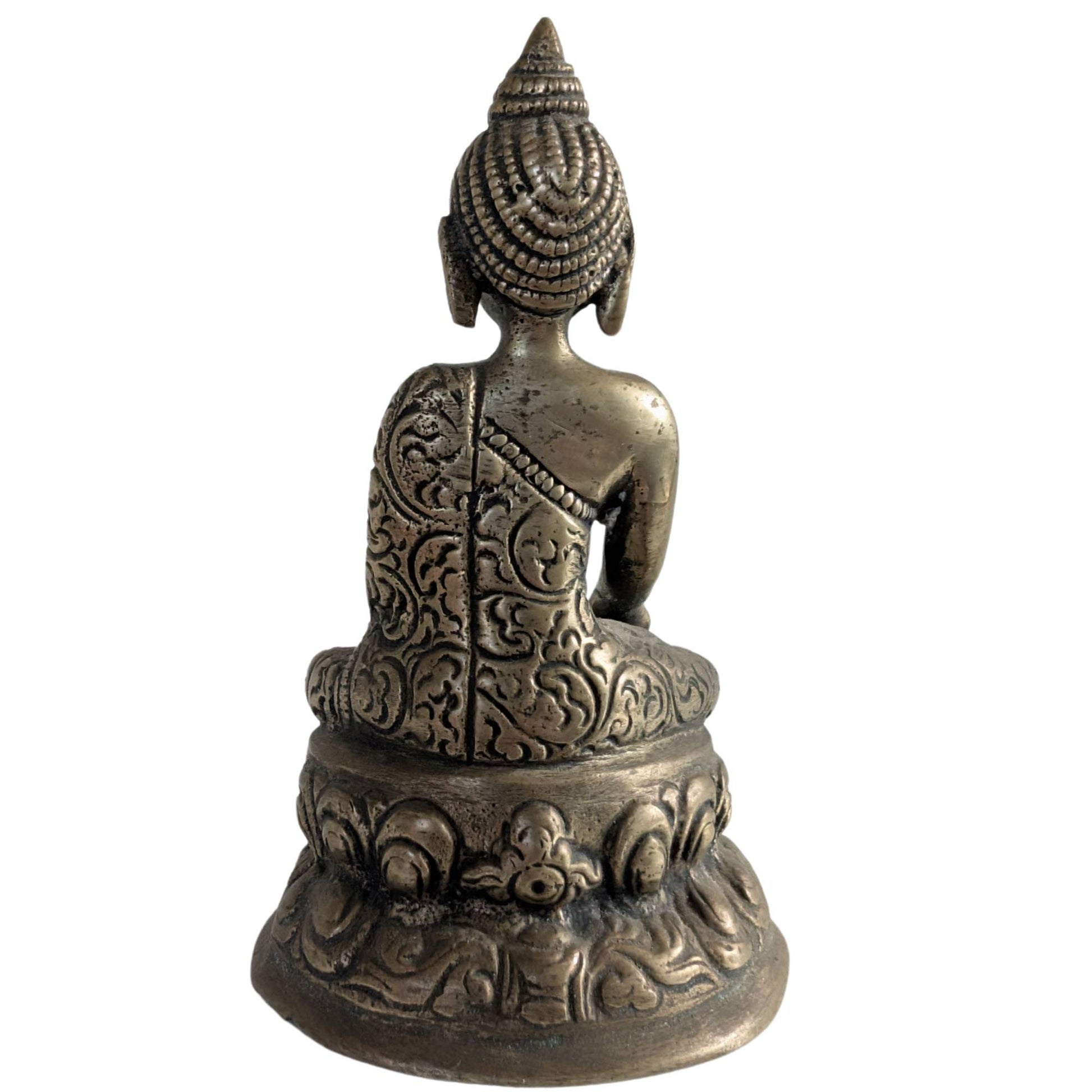 Rückseite der kleinen Buddha-Figur aus Messing mit eingravierten Details.
