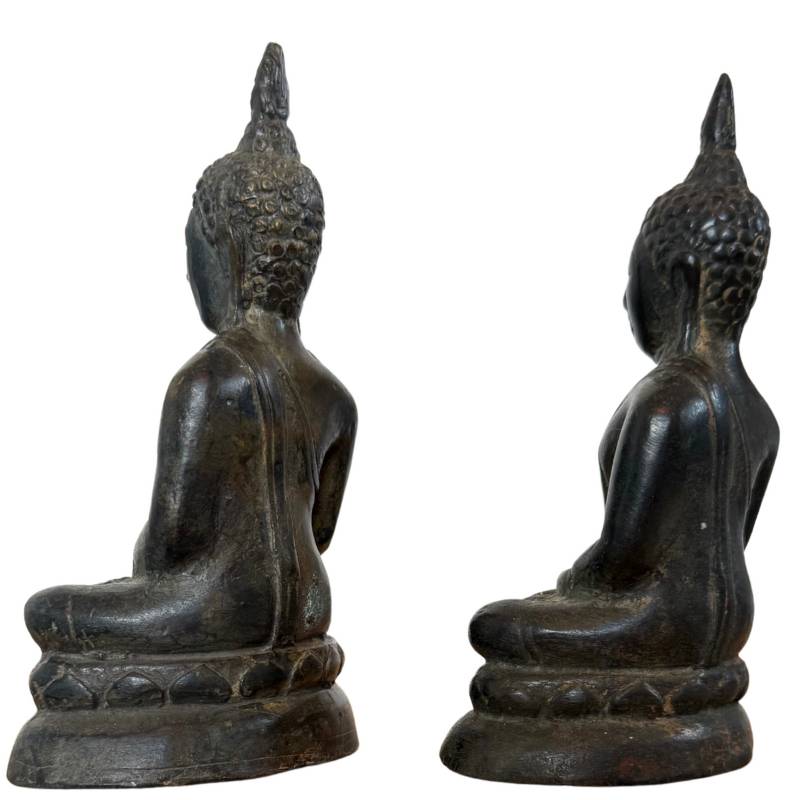 Rückansicht einer thailändischen Buddha-Skulptur, Details der Bronzepatina