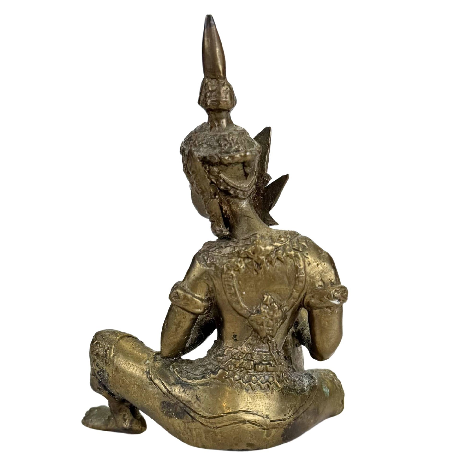 Rückseite einer handgefertigten thailändischen Musikerfigur aus Bronze mit alter Patina