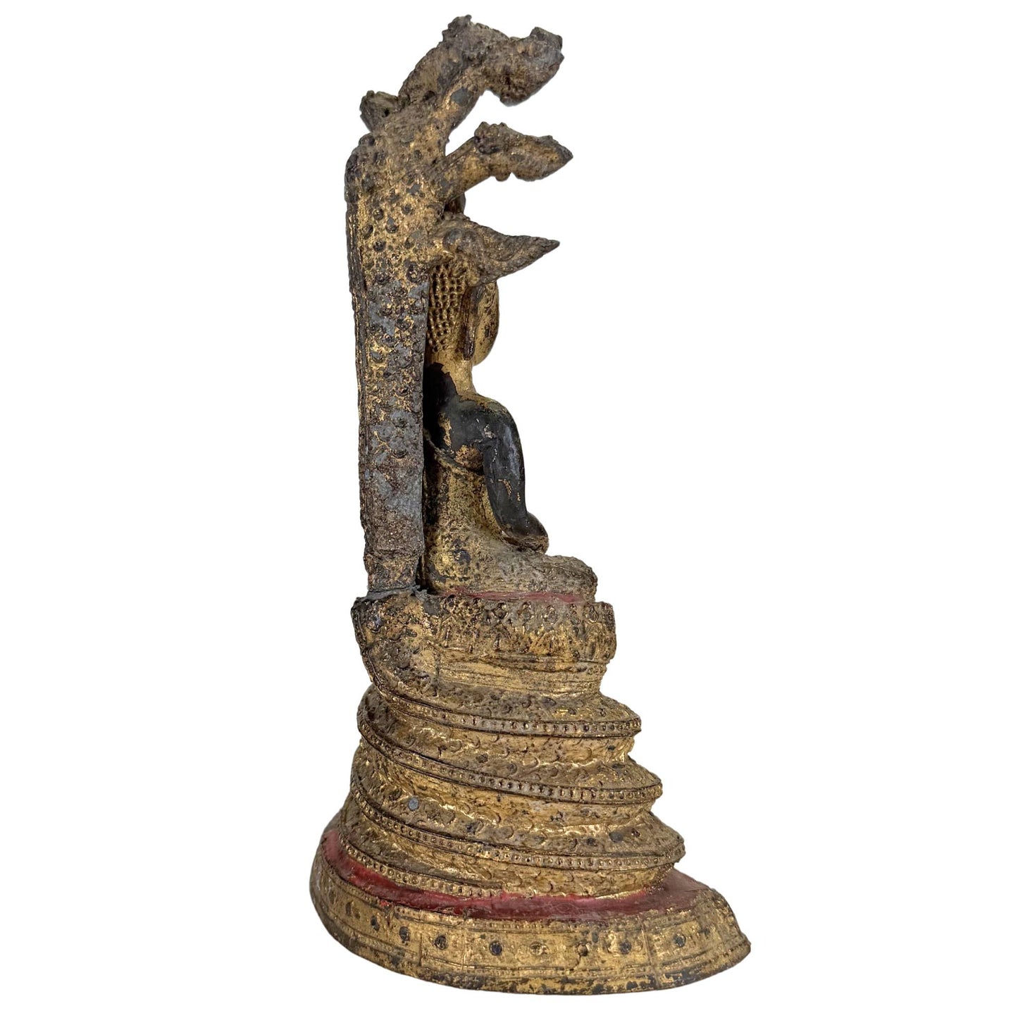 Rückseite eines antiken thailändischen Naga-Buddha mit reich verziertem Schlangenmuster