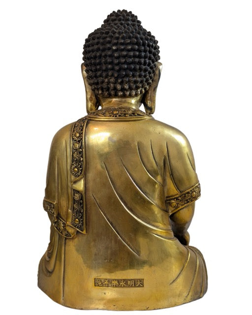Rückseite der Statue mit sichtbarer natürlicher Alterung der Bronze.