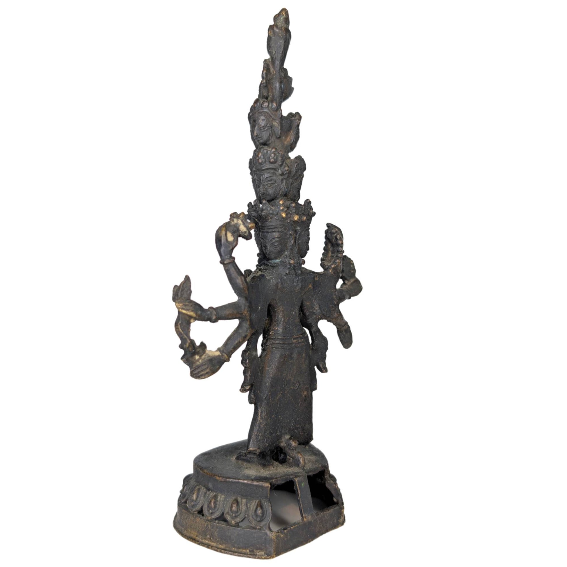 Rückseite der Bronzestatuen mit Spuren jahrhundertelanger andächtiger Verehrung.