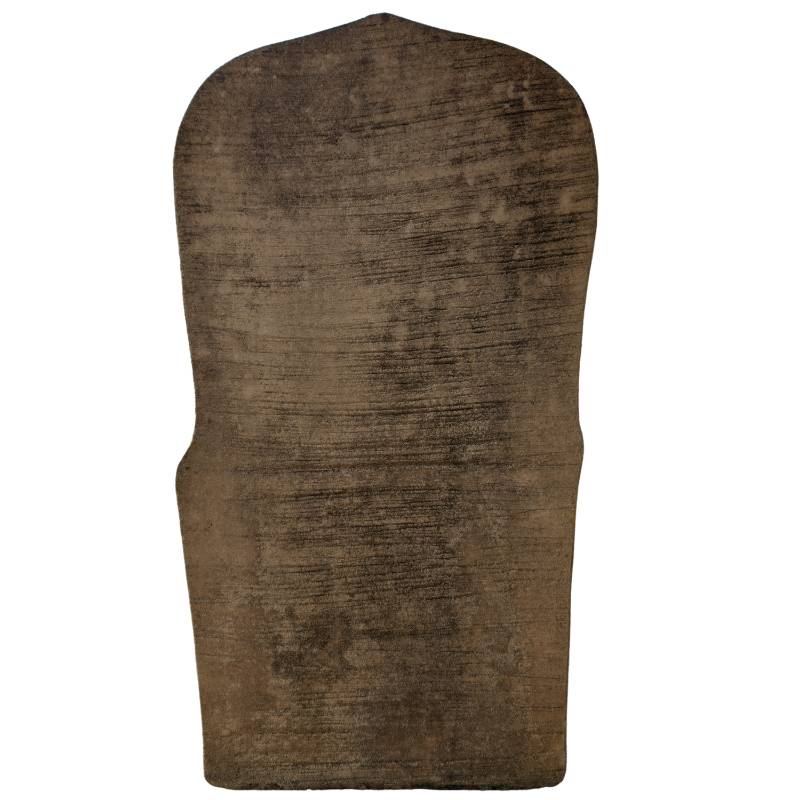 Rückseite der monolithischen, handgehauenen Sandsteinstatue