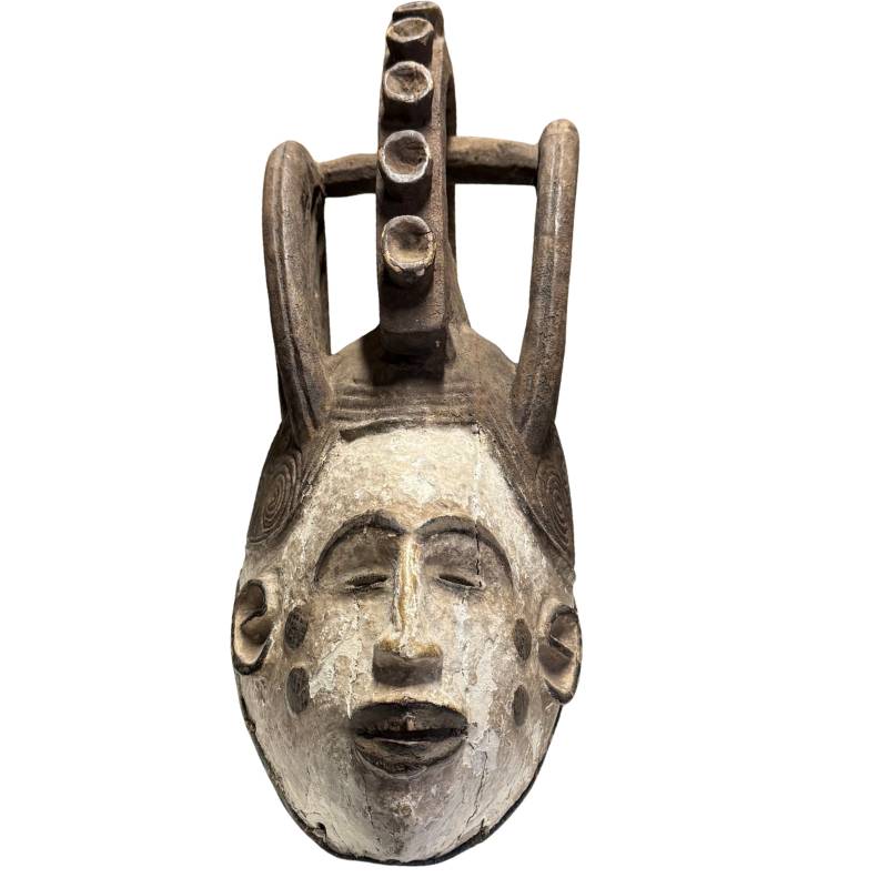 Afrikanische rituelle Holzmaske, handgeschnitztes Stammesobjekt mit weißer Gesichtsschicht und kraftvoller zeremonieller Form