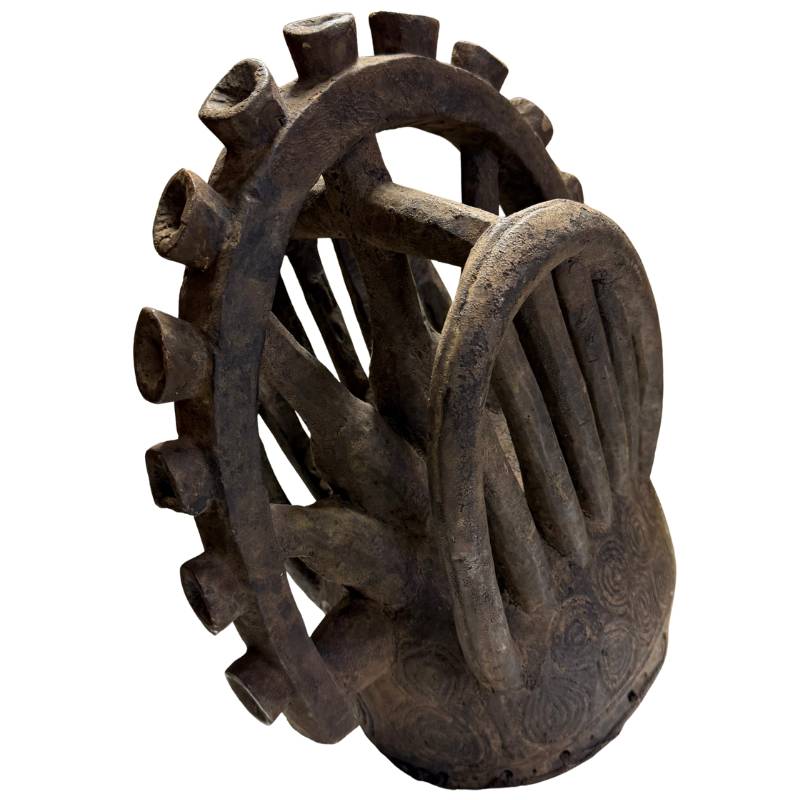 Afrikanische Maske mit Spiralmuster, altes zeremonielles Holzobjekt mit verwitterter Oberfläche und charakteristischer Form