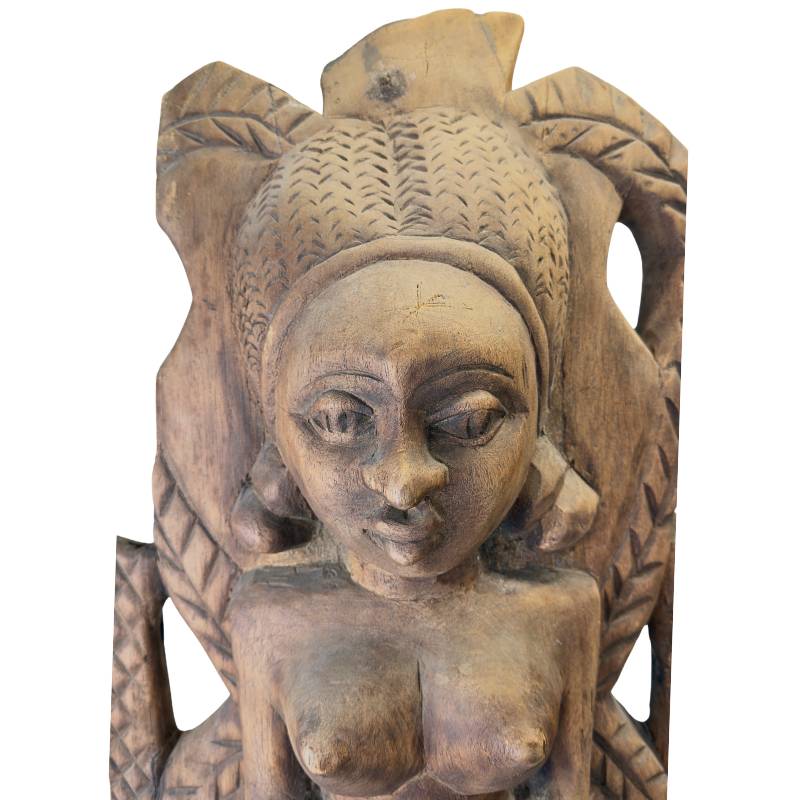 Afrikanische Holzskulptur mit Patina und gealterter Oberfläche