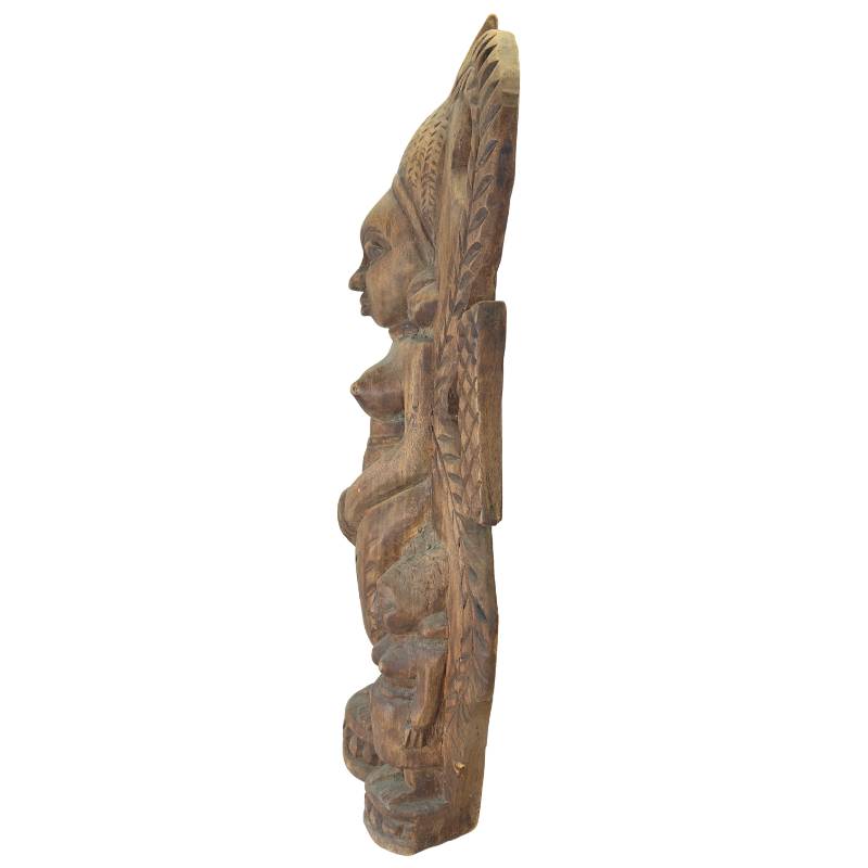 Afrikanische Wanddekoration: Holzstatue im Stammesstil