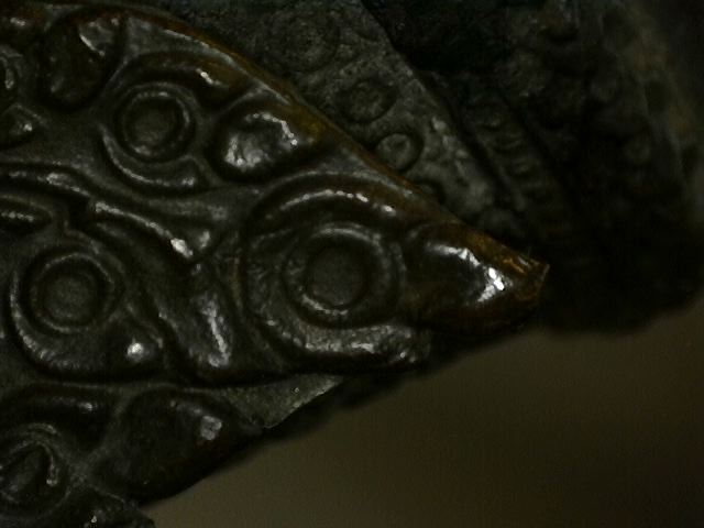 Mikroskopische Aufnahme der gealterten Bronzeoberfläche einer thailändischen Skulptur