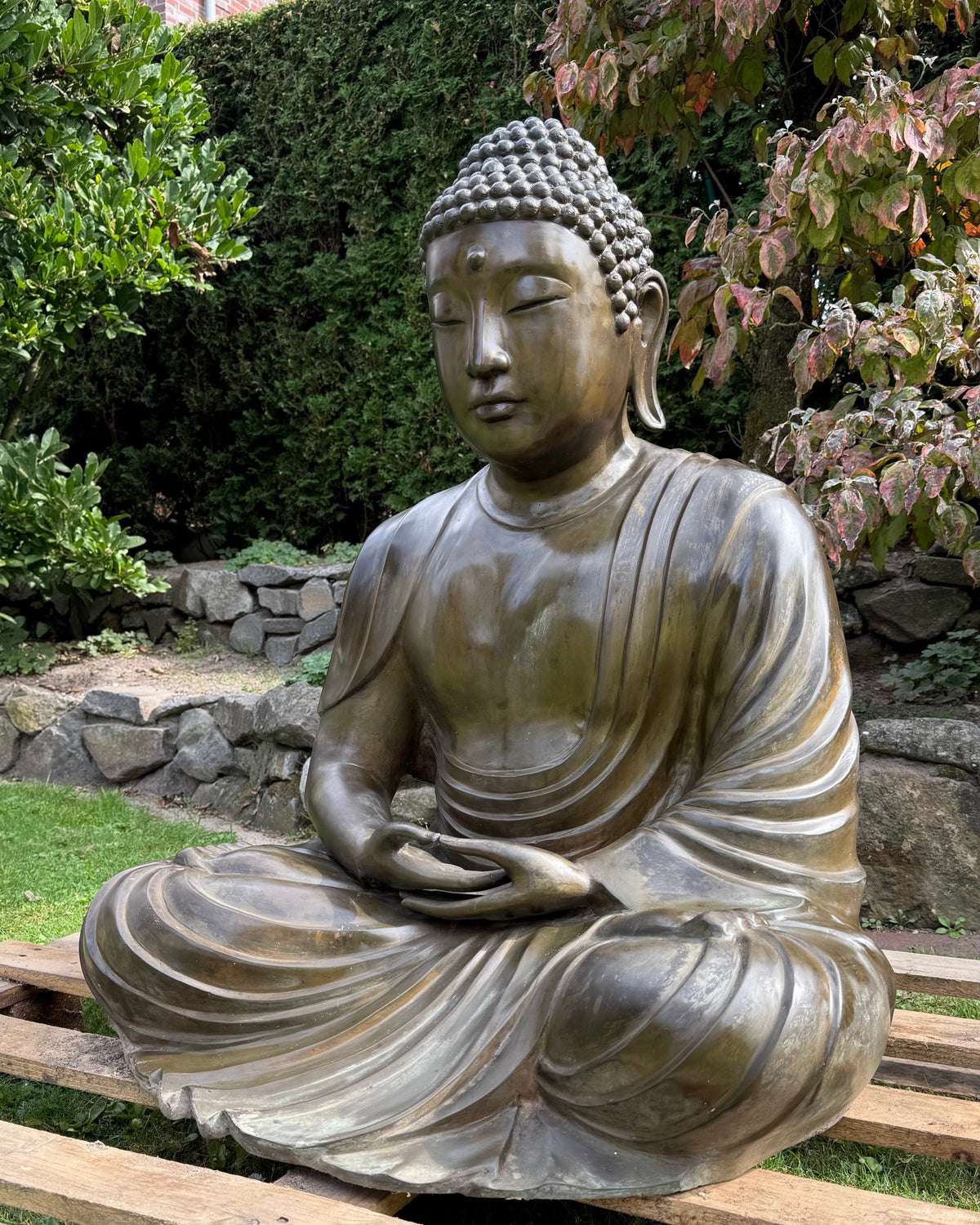 Amida Amitabha Buddha mit halbgeschlossenen Augen und traditionellem japanischen Design