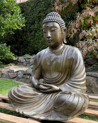 Amida Amitabha Buddha mit halbgeschlossenen Augen und traditionellem japanischen Design