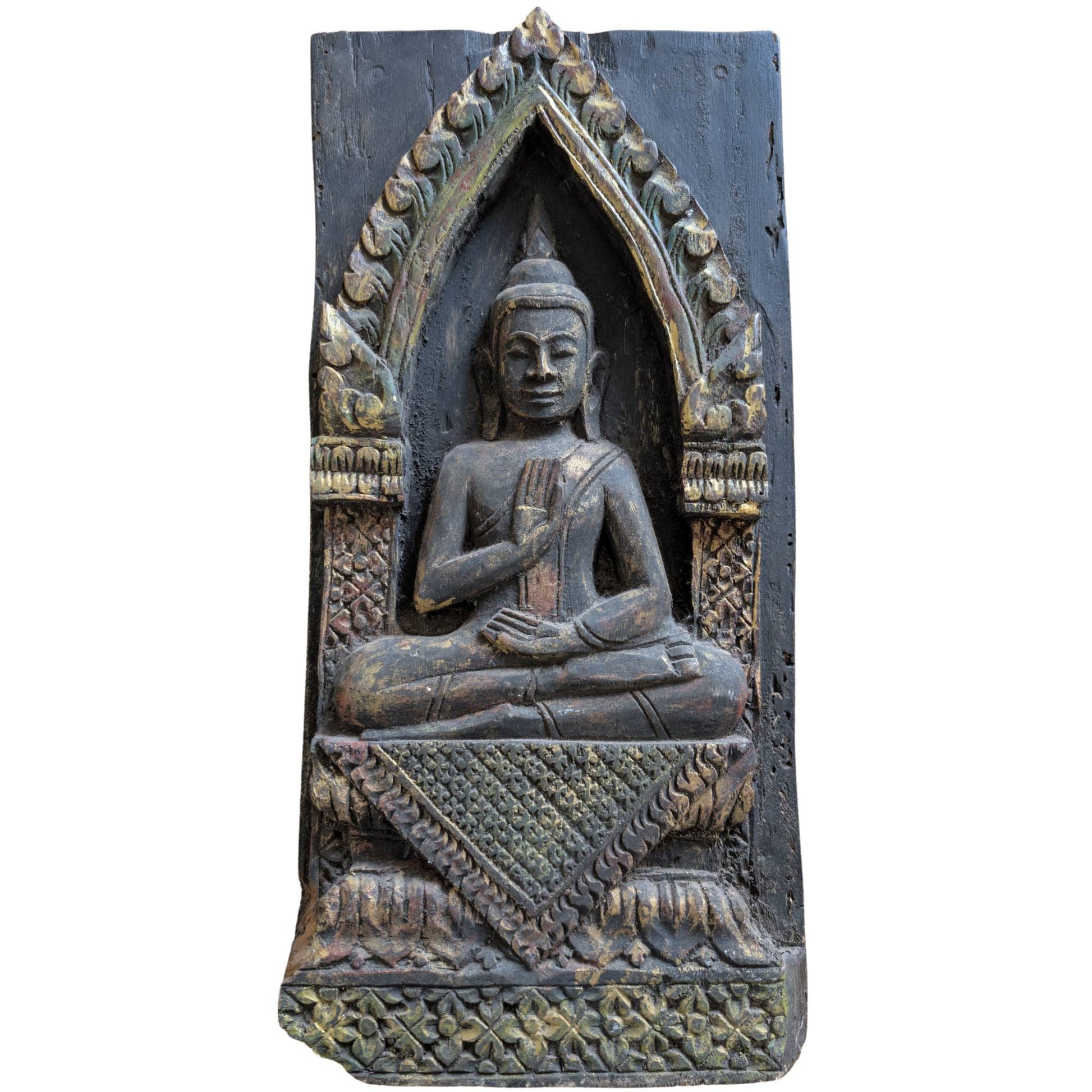 Vorderansicht einer hölzernen Tempeltafel aus dem 18. Jahrhundert mit einem sitzenden Buddha und Blattgold.