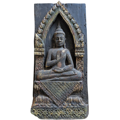 Vorderansicht eines 18. Jh. hölzeres Tempelpaneel mit sitzendem Buddha und Blattgold.