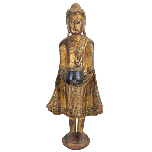 Vorderansicht einer burmesischen stehenden Buddha-Statue aus dem 19. Jahrhundert im Mandalay-Stil, die eine schwarze Bettelschale hält.