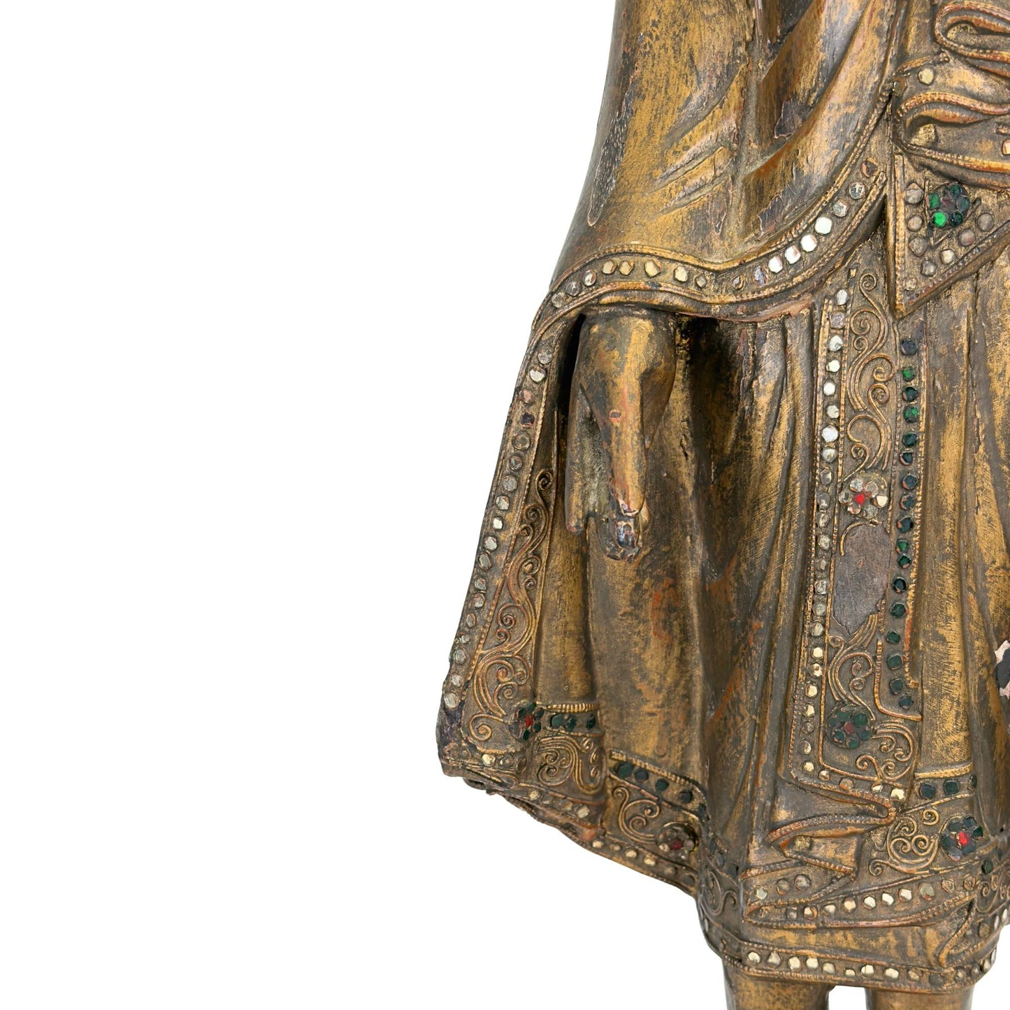 Nahaufnahme des heiteren Gesichts des Buddha aus dem 19. Jahrhundert, mit Fokus auf die detaillierte Ausarbeitung des Stirnbandes und der eingelegten Glasmosaike.
