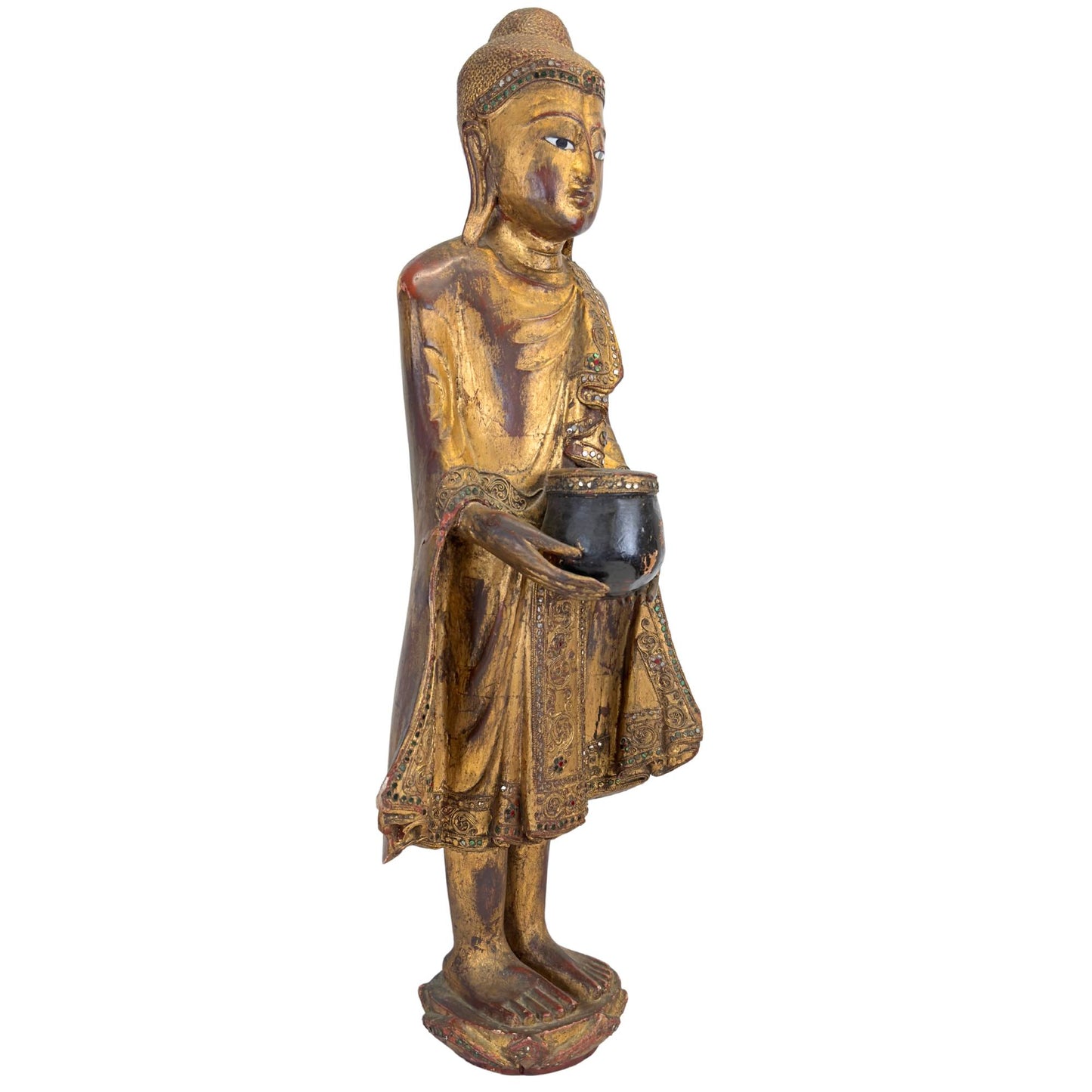 Ansicht von rechts des antiken burmesischen Buddha, die die feine Verarbeitung des Gewandes und die authentische Blattgoldschicht zeigt.