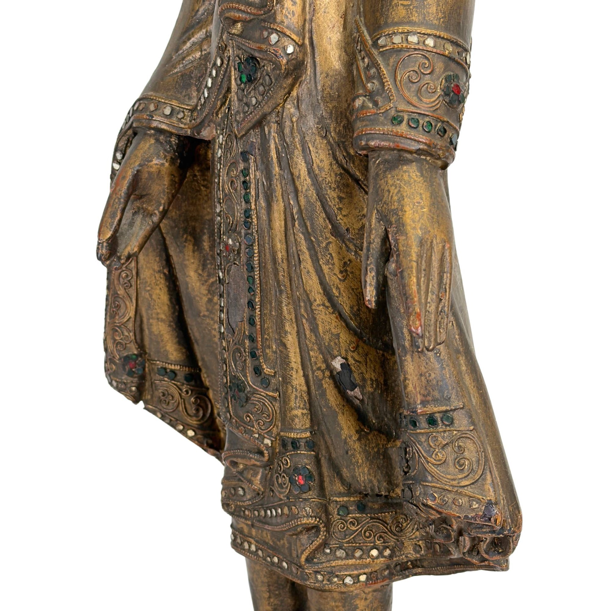 Nahaufnahme des heiteren Gesichts des Buddha aus dem 19. Jahrhundert, wobei der Fokus auf der authentischen Patina des Lacks liegt.