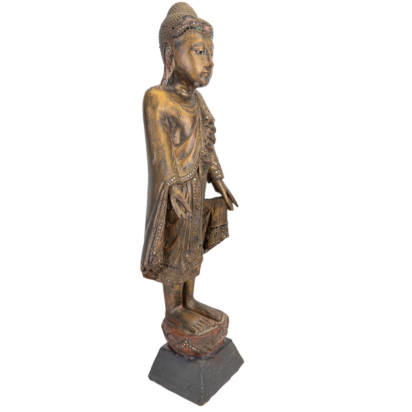 Ansicht von rechts des antiken burmesischen Buddha, die die feine Verarbeitung des Gewandes und die Blattgoldschicht zeigt.