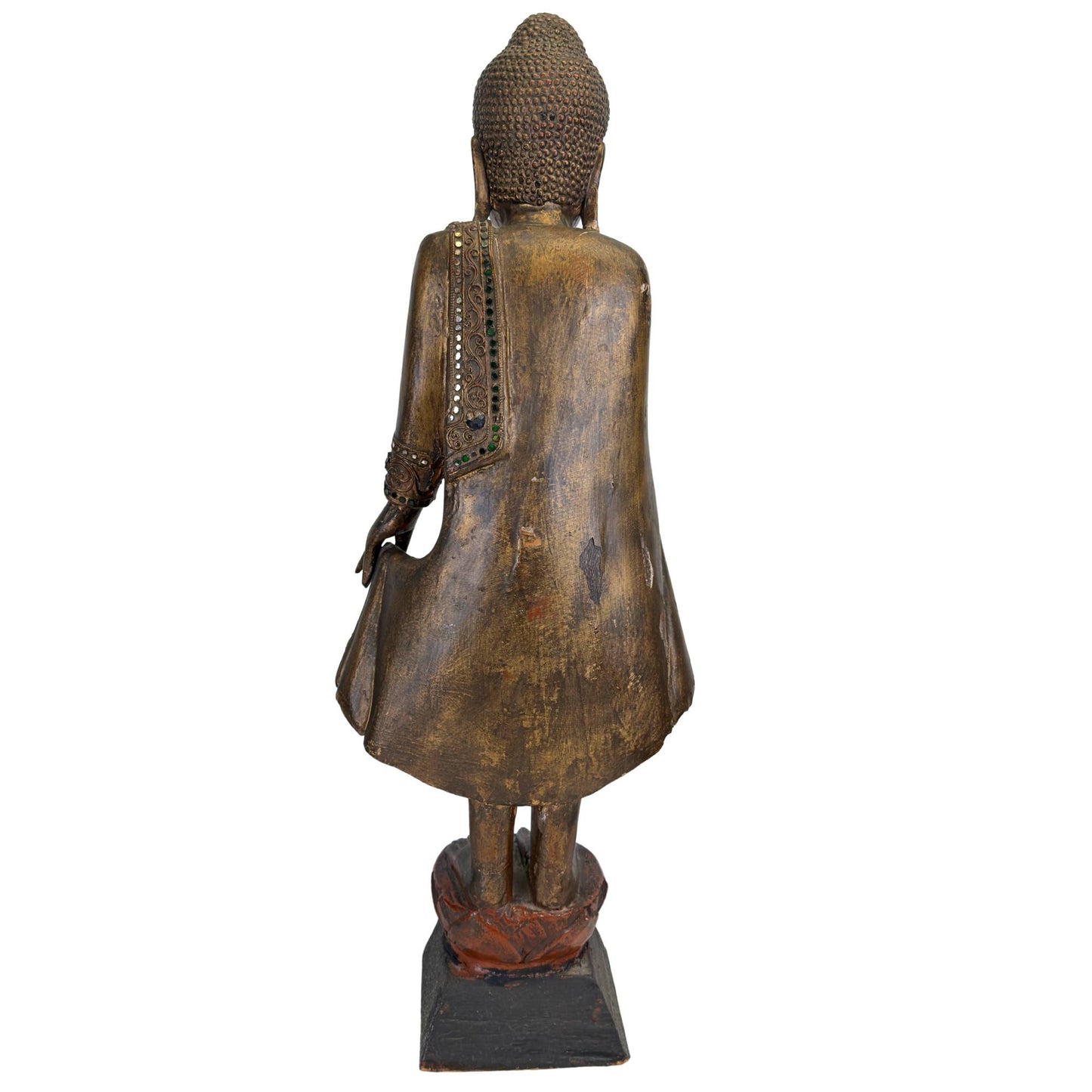 Rückansicht des burmesischen Buddha, mit Fokus auf die dekorativen Glaseinlagen im Kragen des Gewandes.