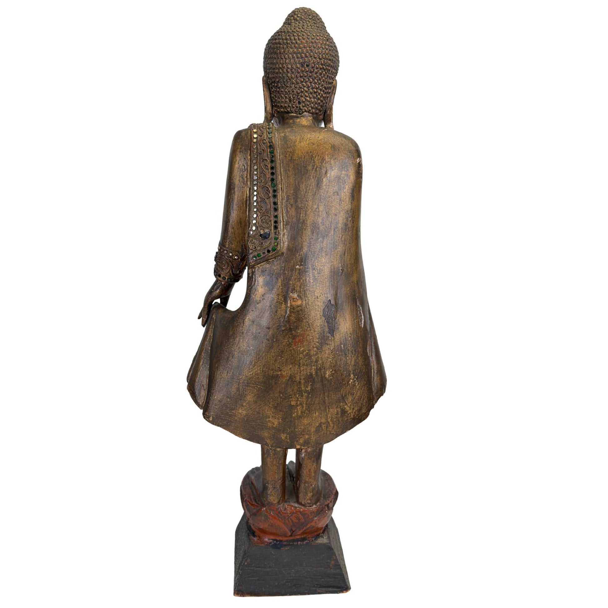 Rückansicht des burmesischen Buddha, mit Fokus auf die dekorativen Glaseinlagen im Kragen des Gewandes.