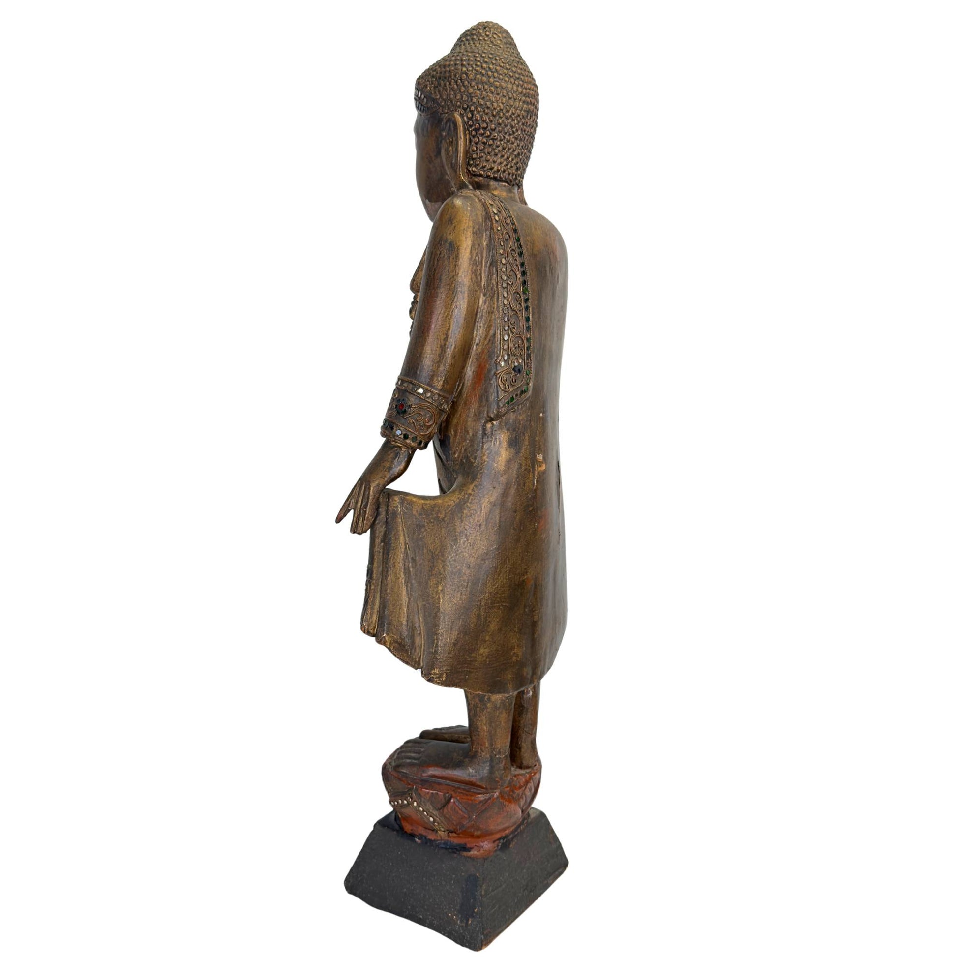 Dreiviertel-Rückansicht der linken Seite, die die monolithische Holzkonstruktion der antiken burmesischen Statue zeigt.
