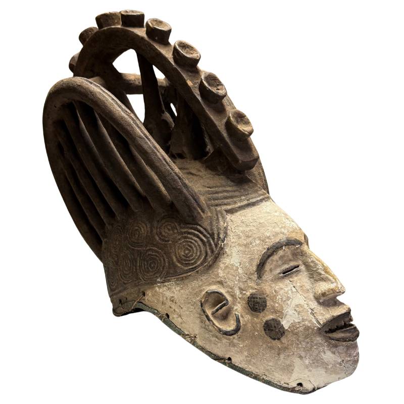 Antike afrikanische Maske mit hohem Kopfschmuck, hölzerne Zeremonienmaske mit Spiralverzierung und alter Patina