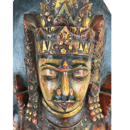 Antike balinesische Statue mit alter Polychromie und Goldsteinen