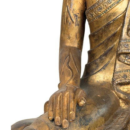 Unterarm der birmanischen Moggallana-Statue mit hyperrealistisch ausgeschnittenen Adern und polierter Goldhaut.
