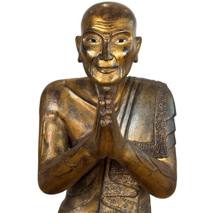 Burmesischer Mönch Moggallana aus vergoldetem Holz mit eingelegten Spiegelglasaugen und Händen in Anjali Mudra, betende Haltung.