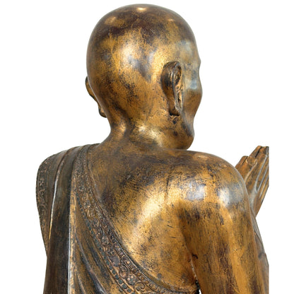 Schädelseite und rechte Schulter des birmanischen Mönchs Sariputta mit dunkler thit‑si‑Lackpatina und abgenutztem Blattgold.