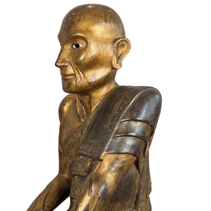 Burmesische Teilfigur Sariputta in asymmetrischer Zuhörhaltung mit der Hand, die auf dem Knie ruht, zur Dhamma‑Kontemplation.