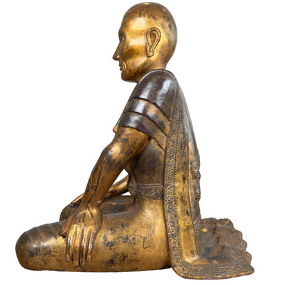 Gewaadboord der Sariputta‑Statue, verziert mit Thayo‑Lackpaste‑Krullen und zweifarbigem Hmankazi‑Spiegelglas‑Mosaik.