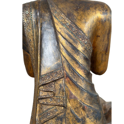 Rückseite der hölzernen Sariputta-Statue mit zweifarbigem Hmankazi-Spiegelglas und dunkelbrauner Thit‑si‑Lackpatina auf dem Gewand.