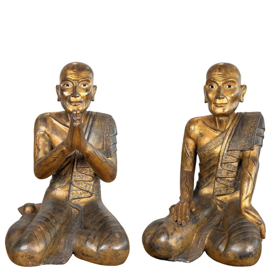 Ein Paar vergoldete burmesische Holzstatuen aus dem 19. Jahrhundert, die Buddhas Hauptjünger Sariputta und Moggallana aus der Mandalay-Zeit darstellen.